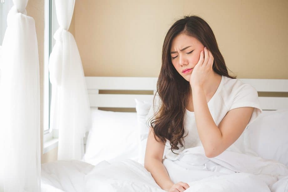 Managing Tooth Pain Overnight: 6 Temporary Solutions